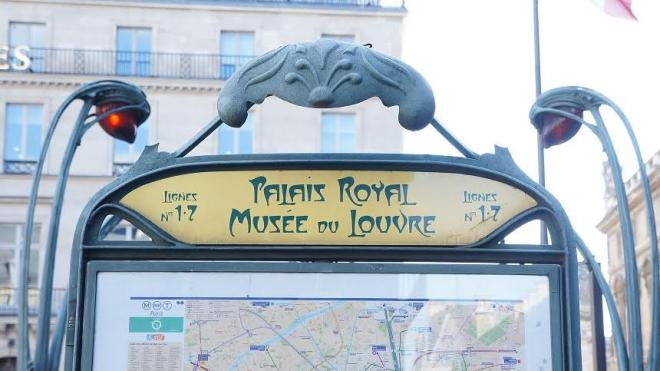 Metro Palais Royal / Musée du Louvre